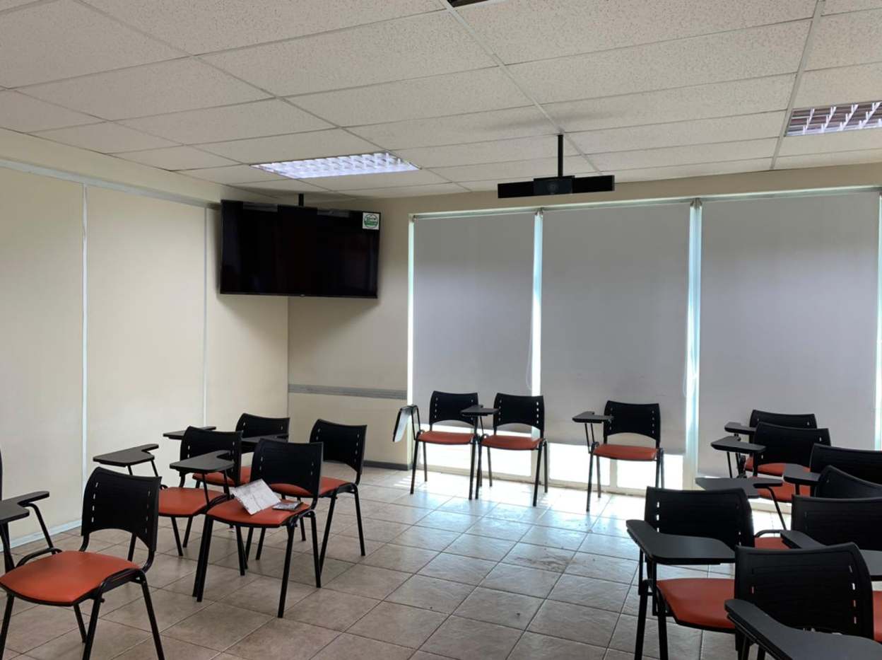 Sala de reuniones corporativa con doble pantalla